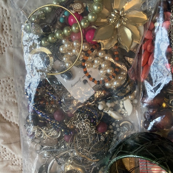 ☘️Lot of Costume Jewelry - 3lbs - Picture 2 of 3